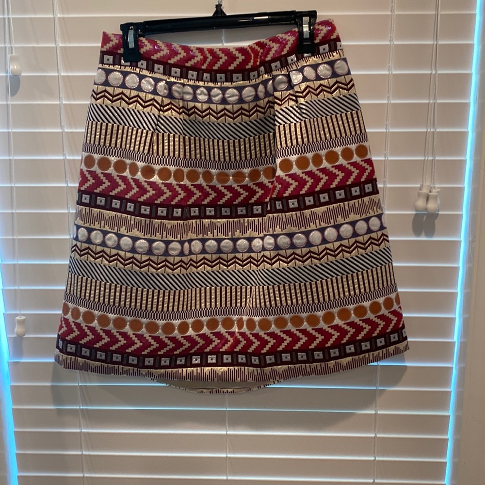 Above knee skirt wirh exposed zipper